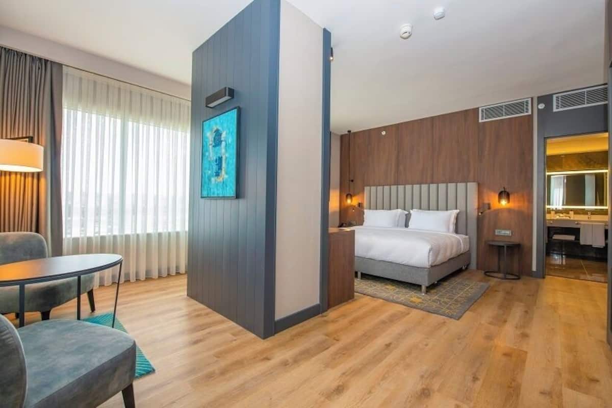 Premium Suite, 1 King Bed (High Floor) | Minibar, in-room safe, desk, laptop workspace