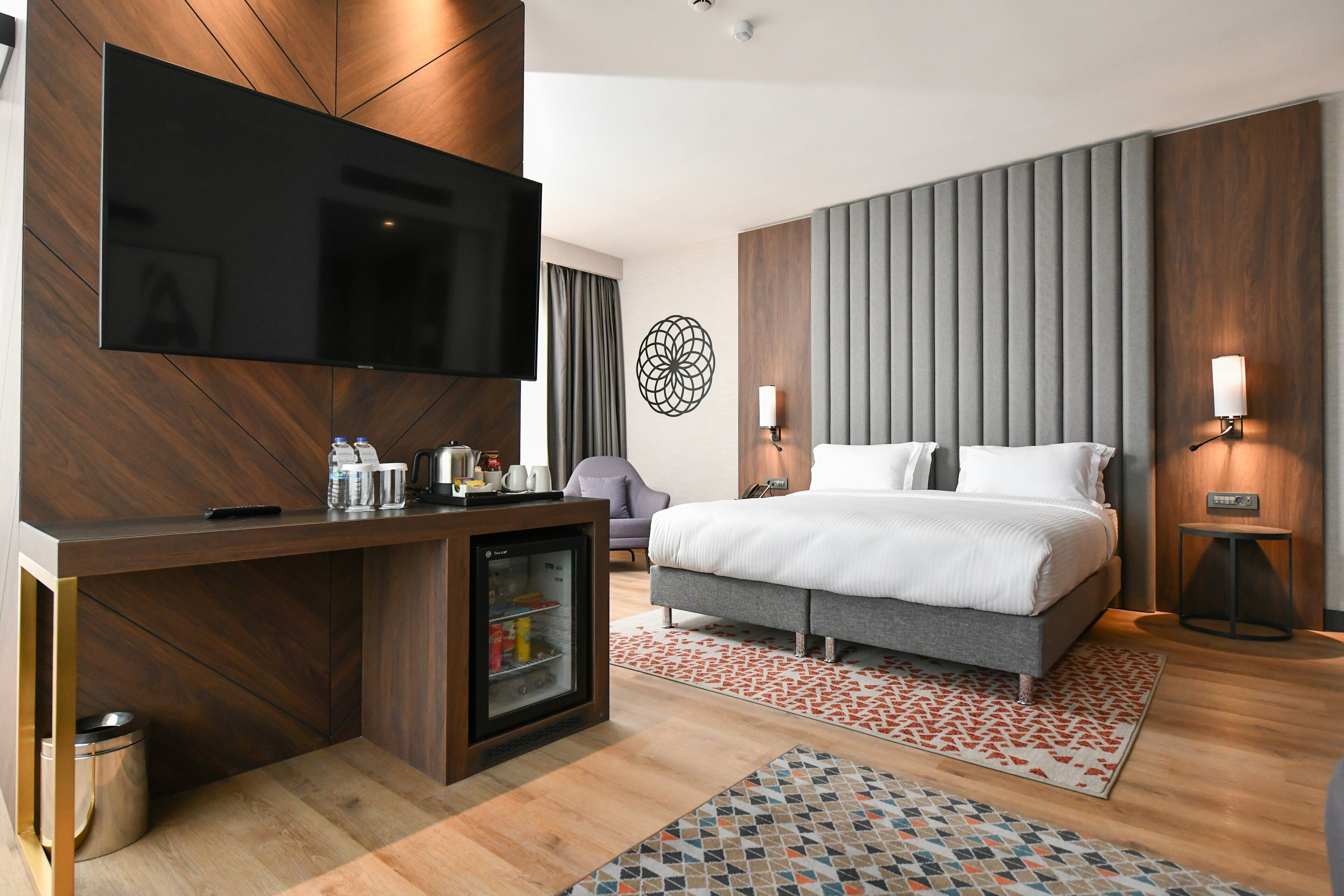 Minibar, caja de seguridad en la habitación y escritorio 