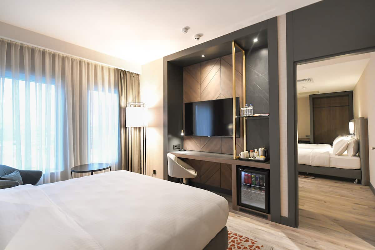junior suite, multiple beds, non smoking | 1 bedroom, minibar, in-room safe, desk