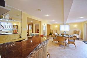 Dining - 3 Min Walk to Beach - Blessed Manor by Bluescape (Hastings)