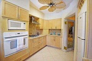 Fridge, oven, stovetop, dishwasher - 3 Min Walk to Beach - Blessed Manor by Bluescape (Hastings)