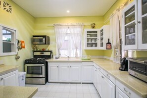 House, 3 Bedrooms | Private kitchen | Fridge, oven, stovetop, coffee/tea maker - Chateau Monique by Bluescape (Weston)