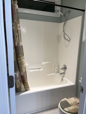 Combined shower/bathtub, hair dryer, towels - Bbbbbbbbbbb (Hopkins)