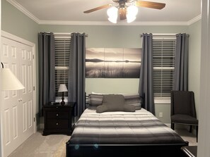 2 عدّة غرف نوم ومكواة/لوح كي وواي فاي وملاءات أسرّة