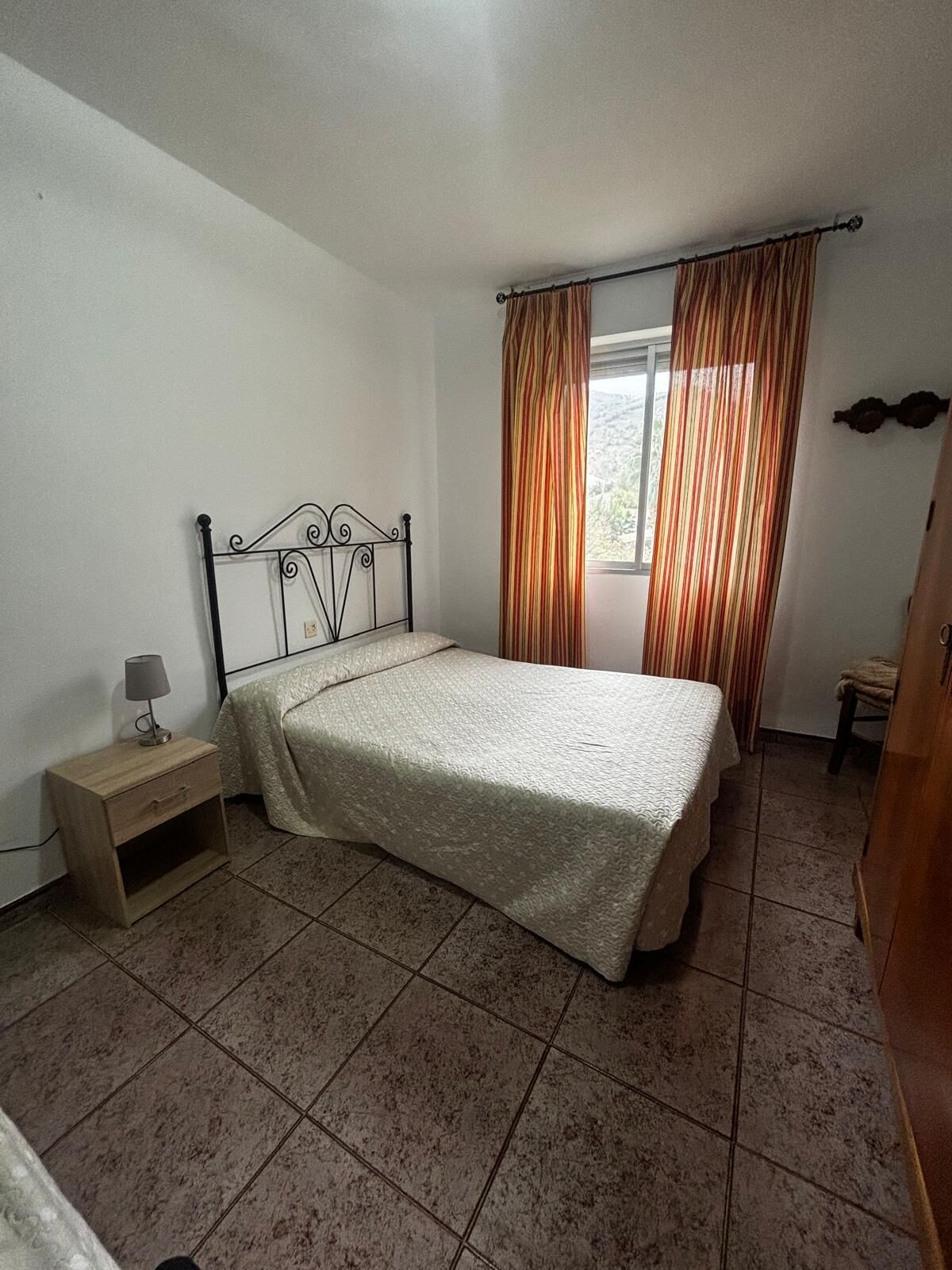 5 bedrooms, bed sheets