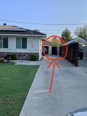 Property grounds - Private Detached King Bed Guest House (Bakersfield)