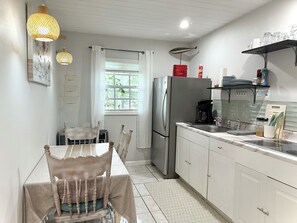 Frigorífic, microones, placa de cuina i cafetera i tetera 