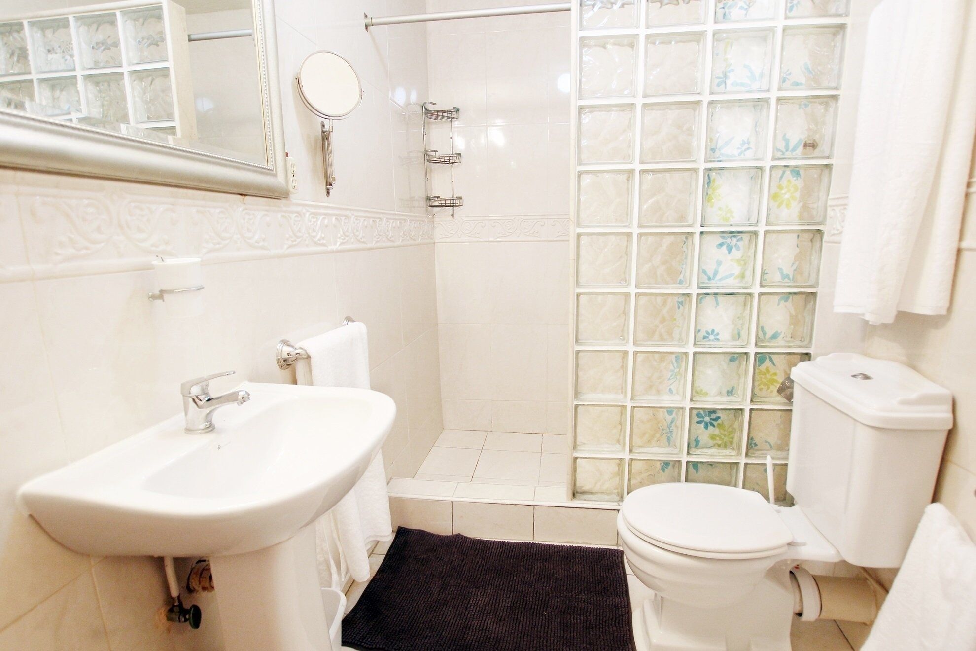 Ein Badezimmer mit Waschbecken, Toilette und Dusche.