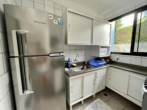 Fridge, stovetop, blender, dining tables - House in condominium in Juquehy 11 (SP)