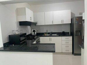 Réfrigérateur, micro-ondes, four, plaque de cuisson