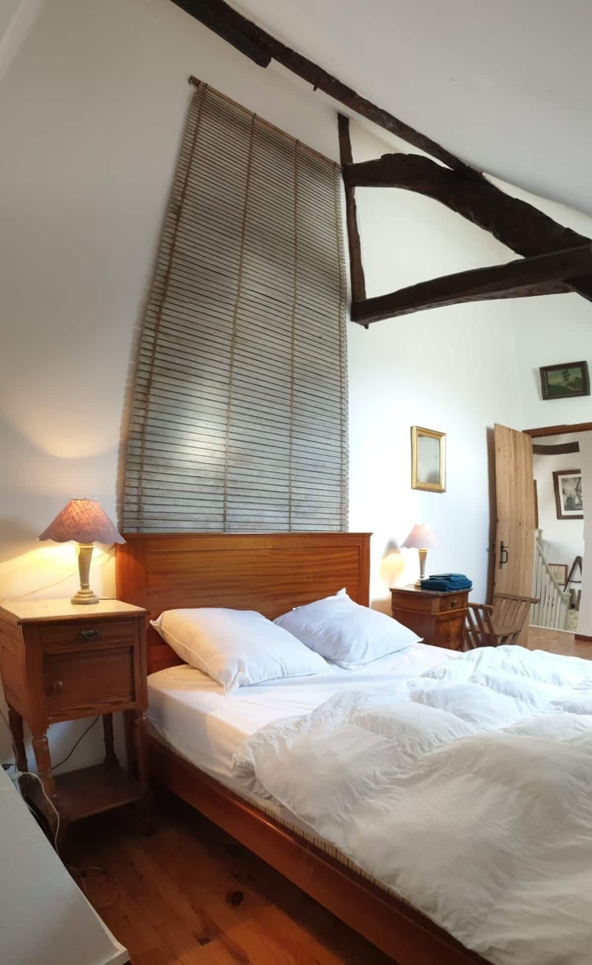 3 chambres, bureau, chambres insonorisées, fer et planche à repasser