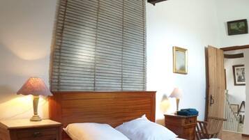 3 chambres, bureau, chambres insonorisées, fer et planche à repasser