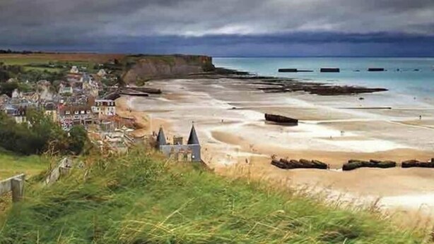 A coastal town with a beach, houses, and cliffs. - Normandieheritage14 Cottage du Marais Omaha Beach D-Day Tour Guide E-bike Hiking (Canchy)