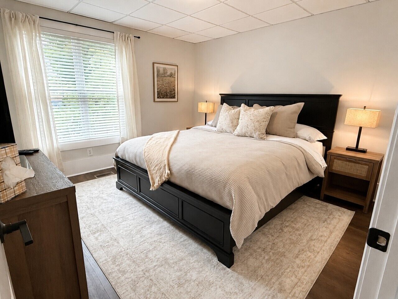 4 bedrooms, iron/ironing board, WiFi (free), bed sheets