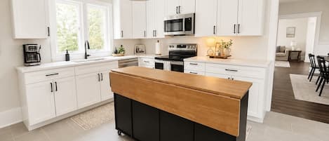 Cafetera y tetera, refrigerador, microondas y horno