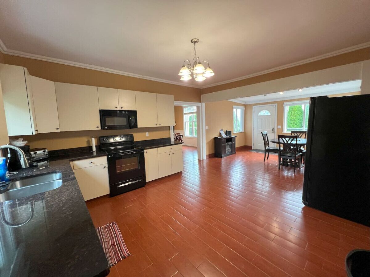 Kylskåp, mikrovågsugn, ugn och spishäll