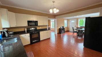 KylskÄp, mikrovÄgsugn, ugn och spishÀll