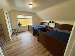 4 slaapkamers, een strijkplank/strijkijzer, gratis wifi, beddengoed