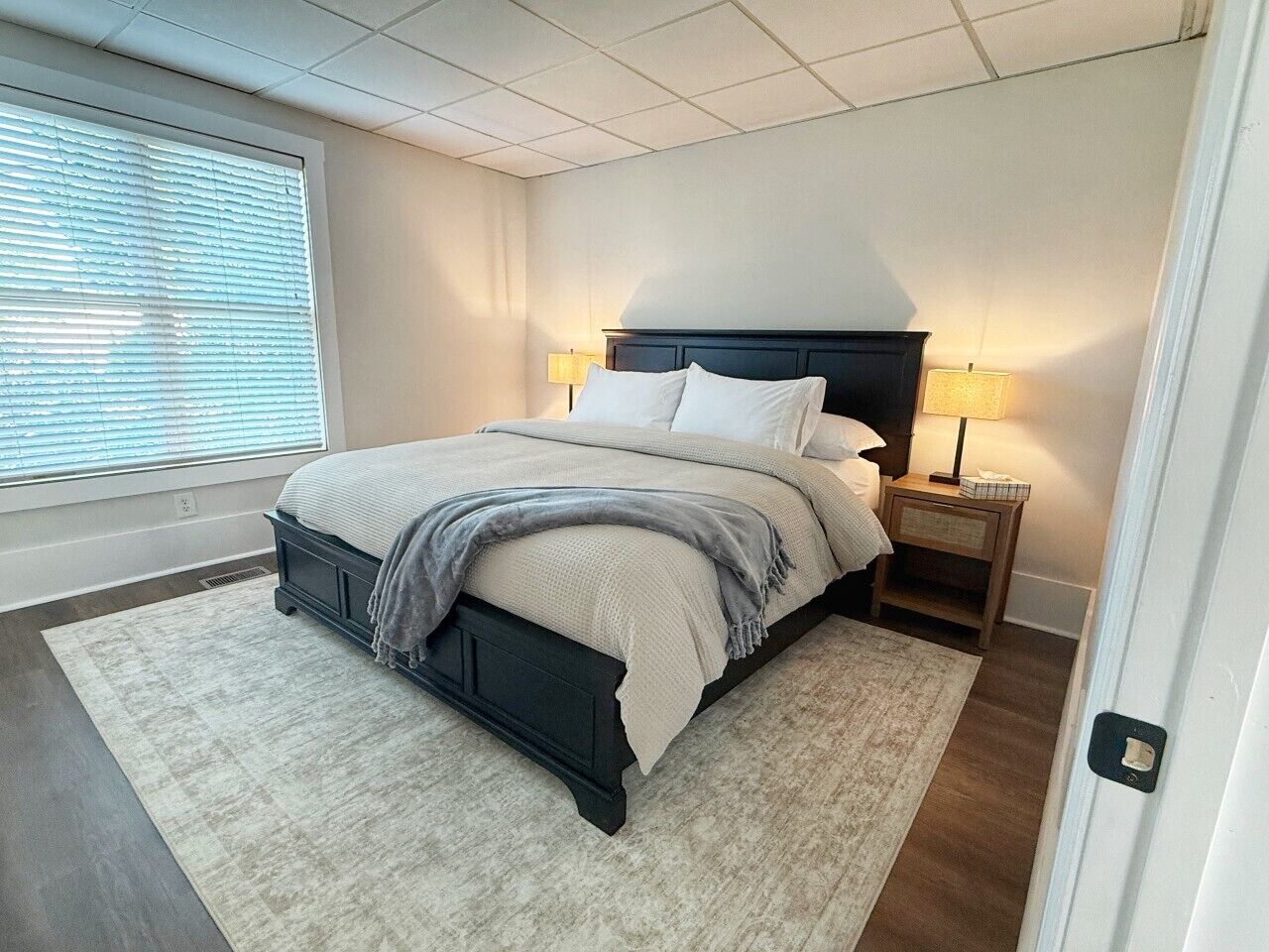 4 slaapkamers, een strijkplank/strijkijzer, gratis wifi, beddengoed