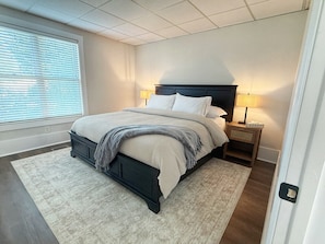 4 slaapkamers, een strijkplank/strijkijzer, gratis wifi, beddengoed