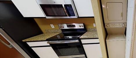 Jääkaappi, mikroaaltouuni, uuni, liesi