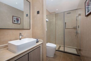 SĂšche-cheveux, serviettes fournies