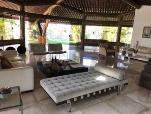 Terrace/patio - High standard house near the beach. A large chalet in an APA. (Lauro de Freitas)