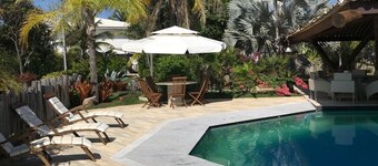 Casa de alto padrĂŁo perto da praia. Um chalezĂŁo numa APA.