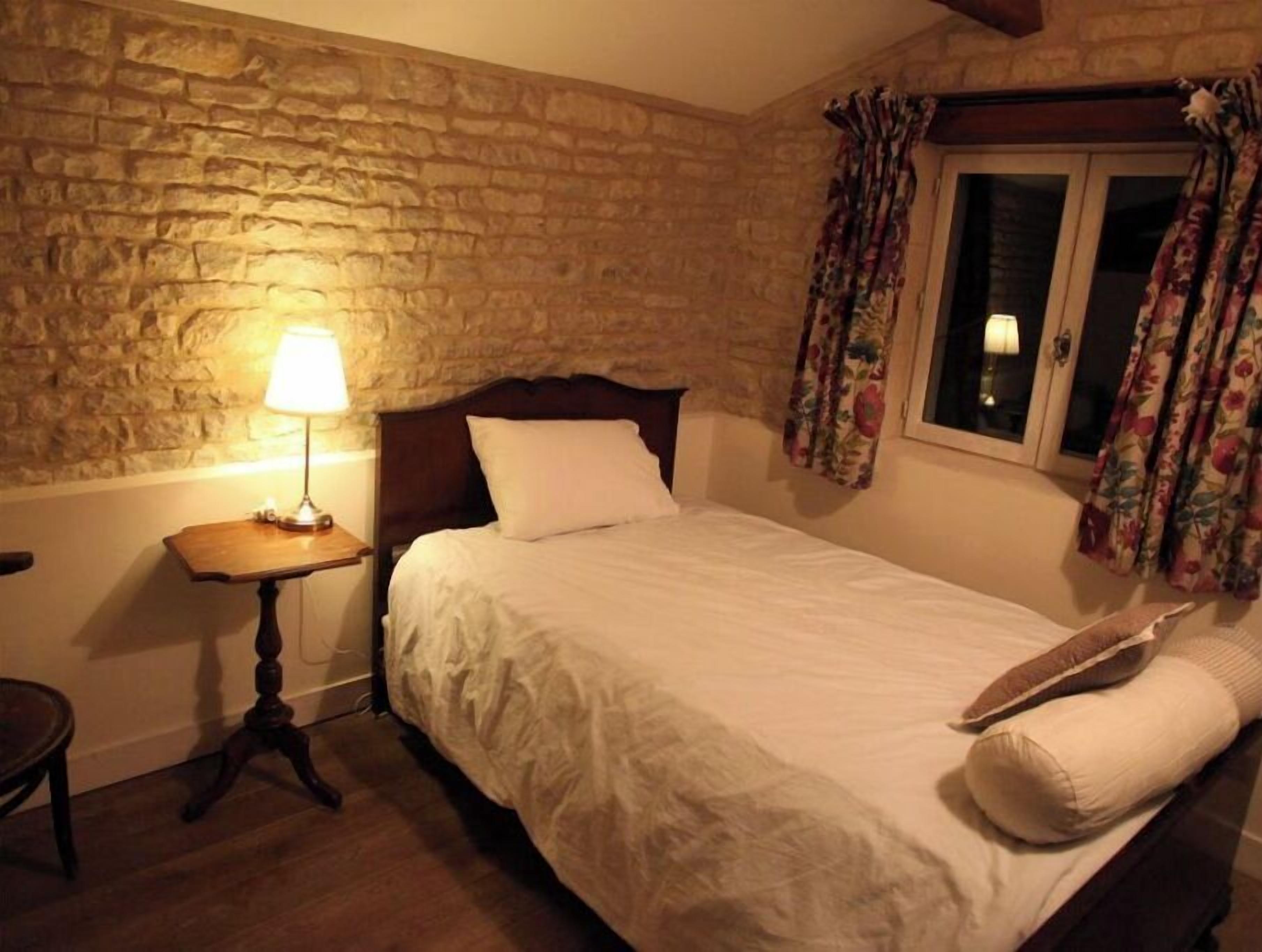 6 dormitorios, tabla de planchar con plancha, cuna de viaje