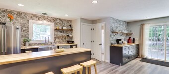 Large home & 5 min to Kalahari, Gather here at WOODLAND RETREAT!