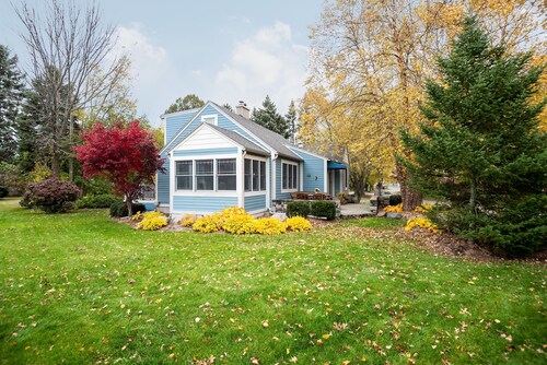 Cozy Cottage with view of Lake Michigan