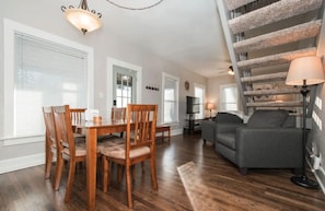 Casa, várias camas (216. W. Myrtle St.) | Sala de estar | TV de tela plana 50 polegadas com canais a cabo, TV