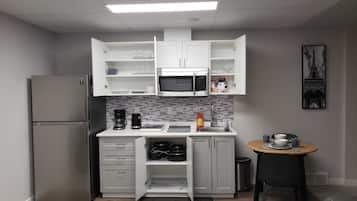 Jääkaappi, mikroaaltouuni, liesi, kahvin-/teenkeitin