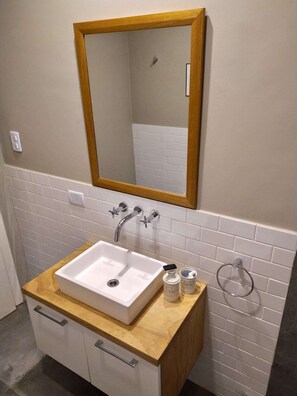 Ducha, secador de pelo, bidet, toallas