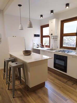 Horno, tetera/pava eléctrica, tostadora, mesa de comedor