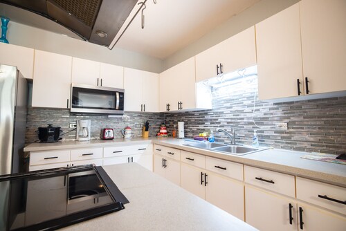 "Experience Coastal Living at Beach Court: Ideal Vacation Retreat!"