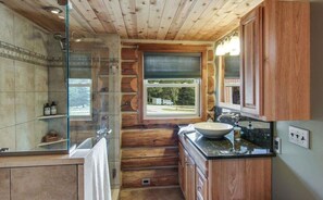 Badewanne, Whirlpool, Haartrockner, Handtücher
