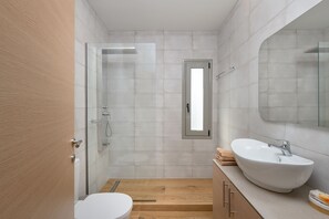 Ducha, secador de pelo, batas, toallas