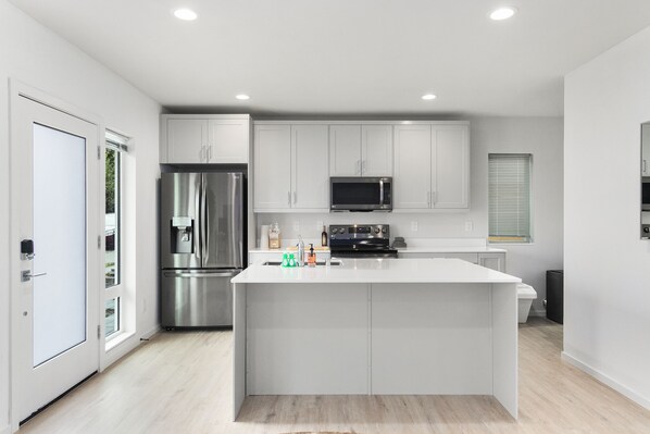 Refrigerador, microondas, placa de cocina, cafetera expreso