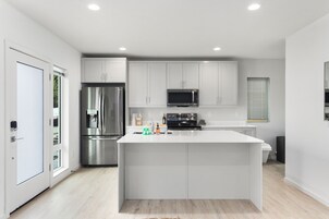 Refrigerador, microondas, placa de cocina, cafetera expreso