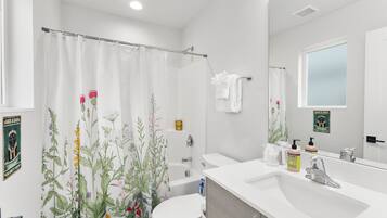Habitación estándar | Baño | Secador de pelo, toallas, jabón y champú