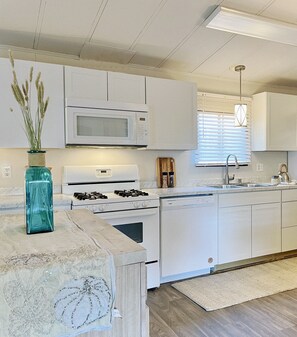 Kjøleskap, mikrobølgeovn, ovn og kokeplater