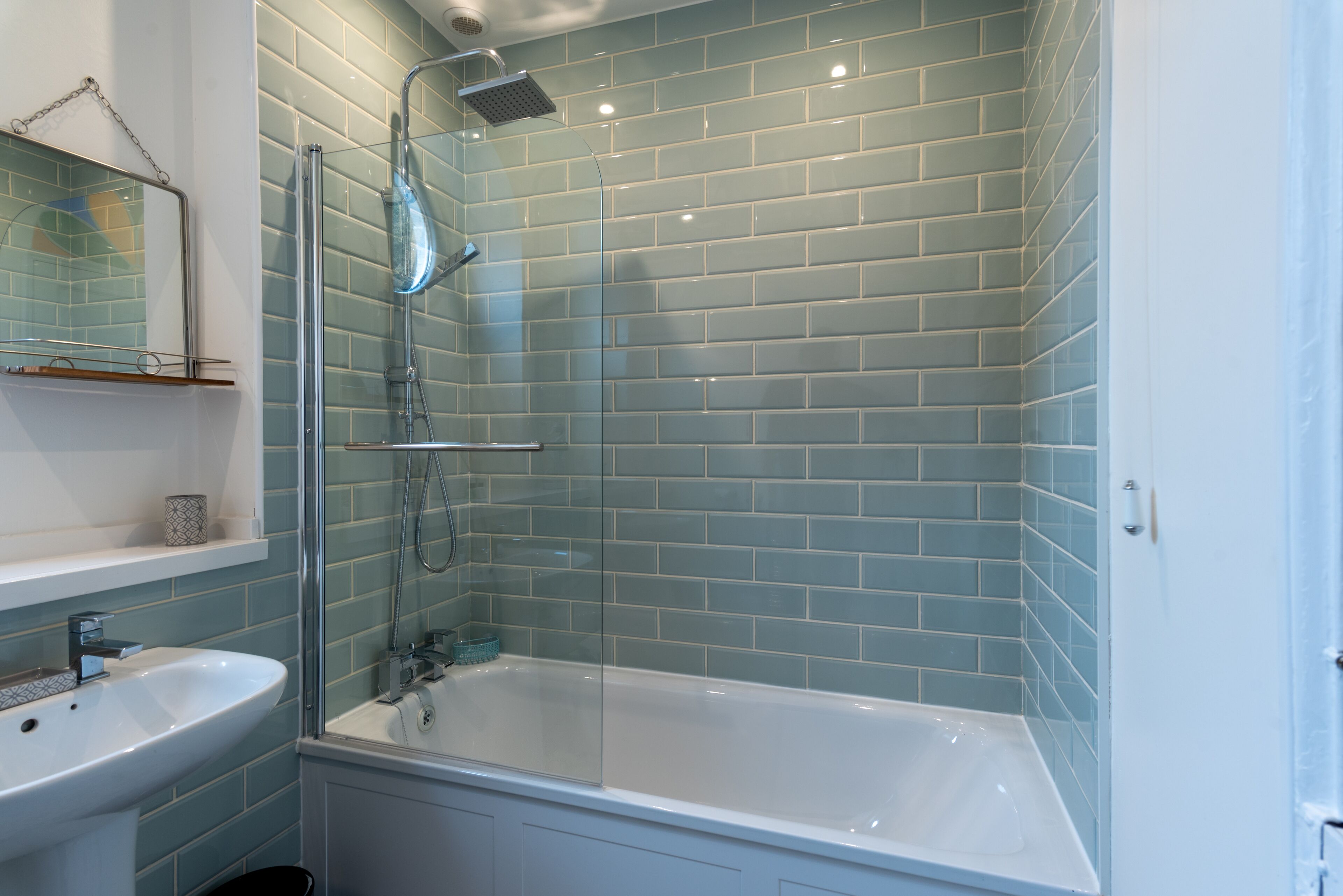 Combined shower/tub, hair dryer, slippers, towels