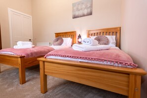 2 bedrooms, iron/ironing board, travel cot, free WiFi - Beautiful 200 year old Cottage near St Andrews (Markinch)