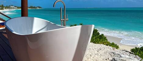 Plage, chaises longues, serviettes de plage