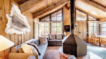 Cabin, Berbilang Katil, Patio, Mountain View | Ruang tamu | 40 inci televisyen skrin rata dengan kabel, TV, pendiangan