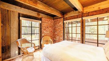 Cabin, Multiple Beds, Patio, Mountain View | 2 bedrooms, individually decorated, individually furnished, free WiFi