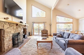 聯排別墅, 多張床, 熱水浴缸, 山景 | 起居區 | 40-吋平面電視、有線頻道、電視