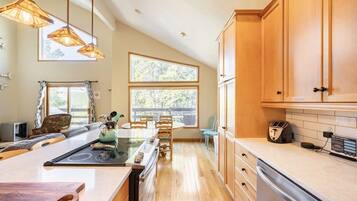 Townhome, Multiple Beds, Hot Tub, Mountain View | Private kitchen | Fridge, microwave, oven, stovetop