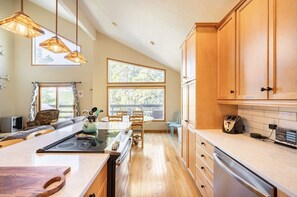 聯排別墅, 多張床, 熱水浴缸, 山景 | 私人廚房 | 電冰箱、微波爐、烤箱、爐台